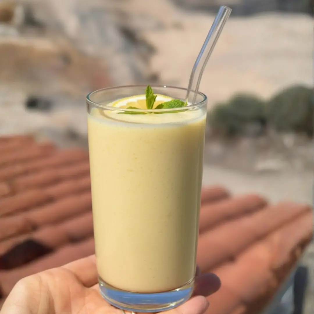 Gesunder Smoothie mit Zitrone